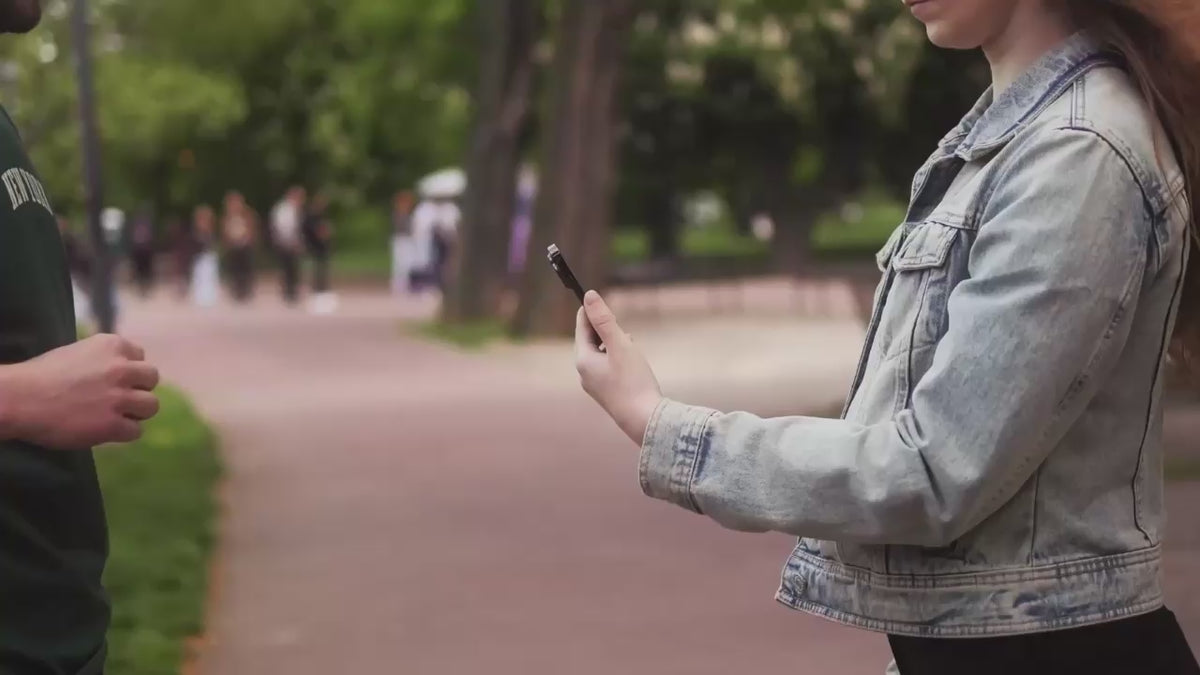 WaveTag Czarna metalowa wizytówka z własnym wzorem